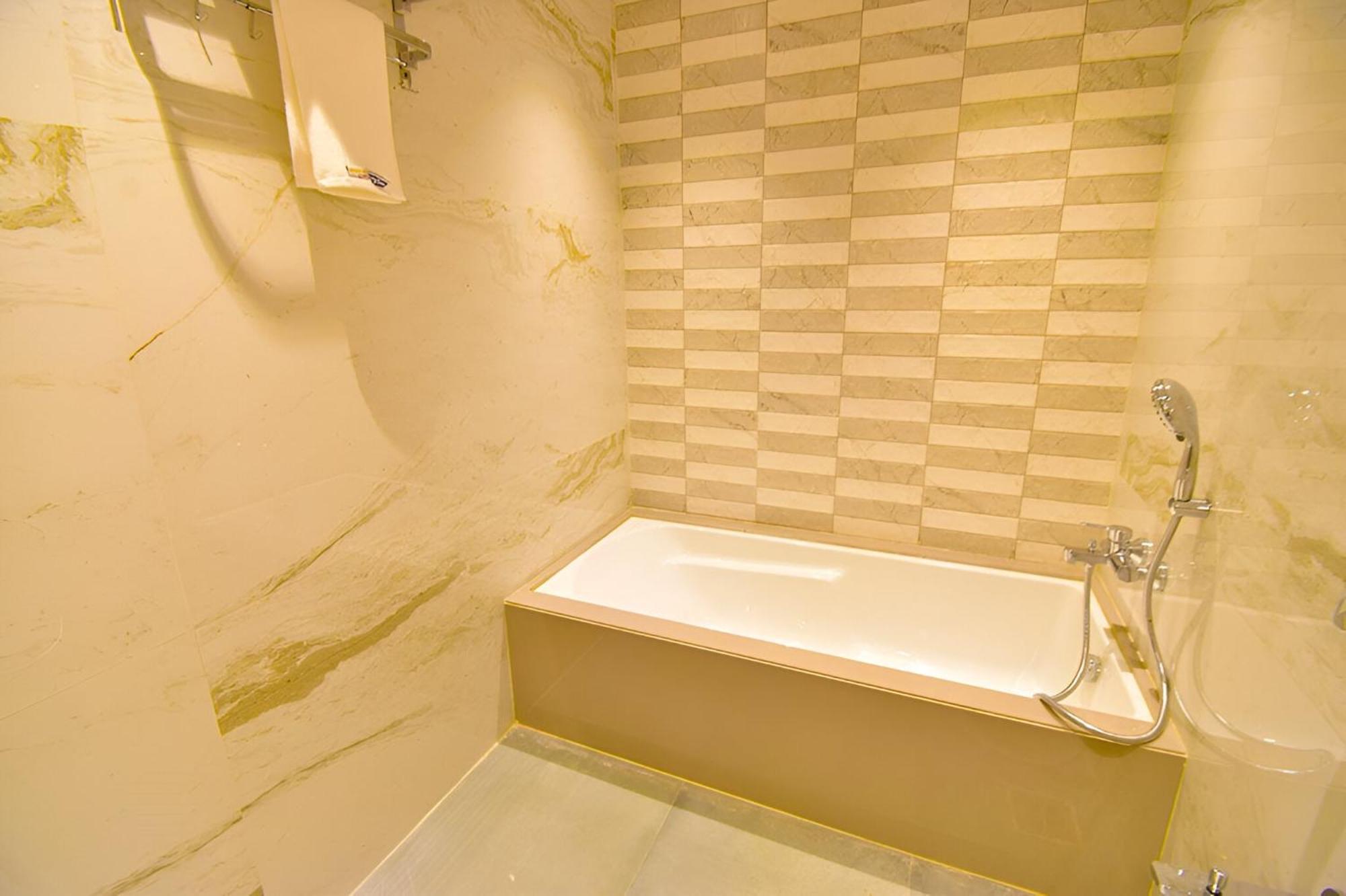 Glitz Hotels La Dahlia - Premium Thane Buitenkant foto